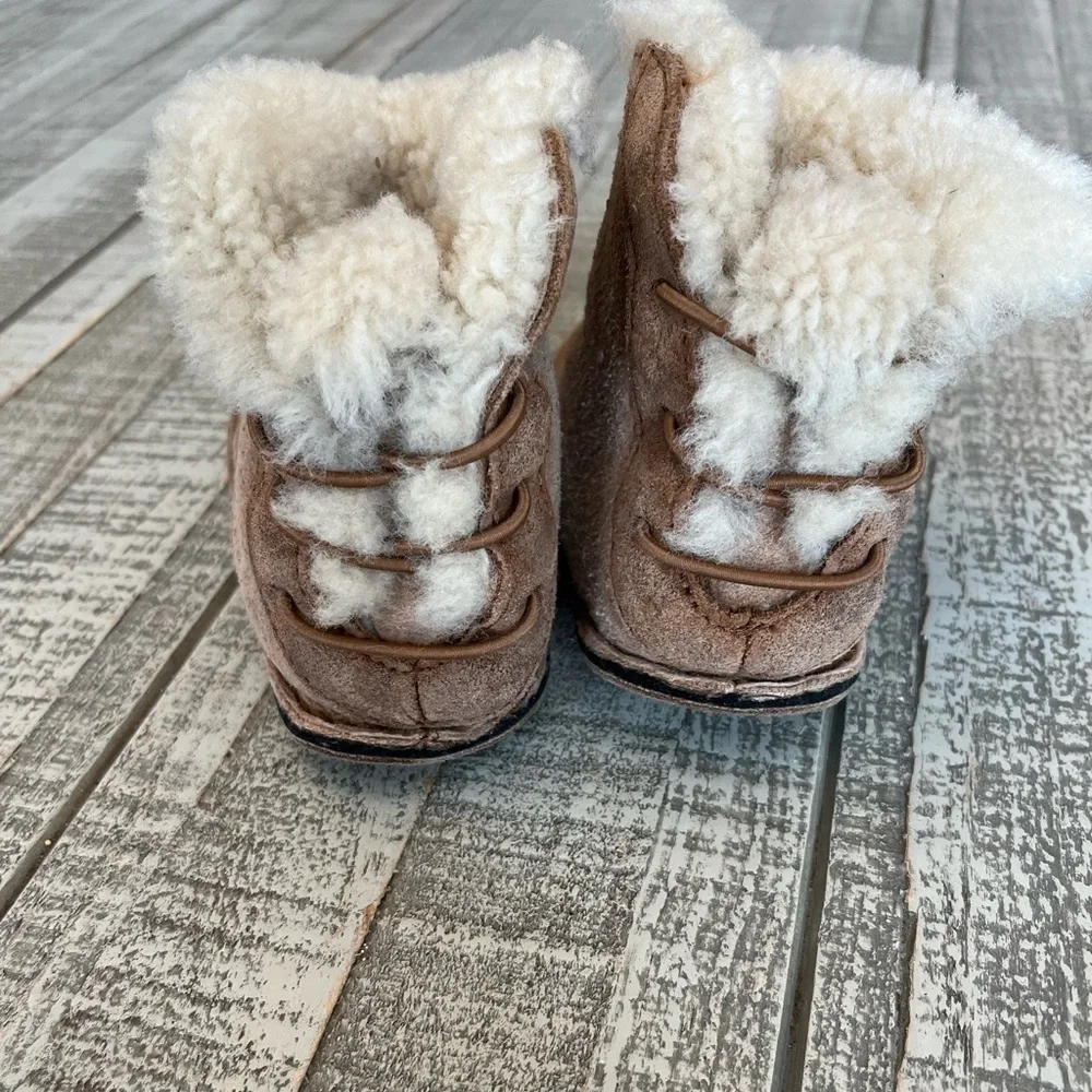 UGG Australia Toddler Boots size: Medium